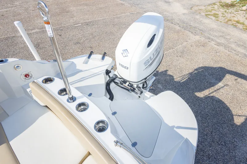 Slide: The Image of 2018 Stingray 192 SC boat with Suzuki outboard motor, featuring cup holders and swim platform. - 41