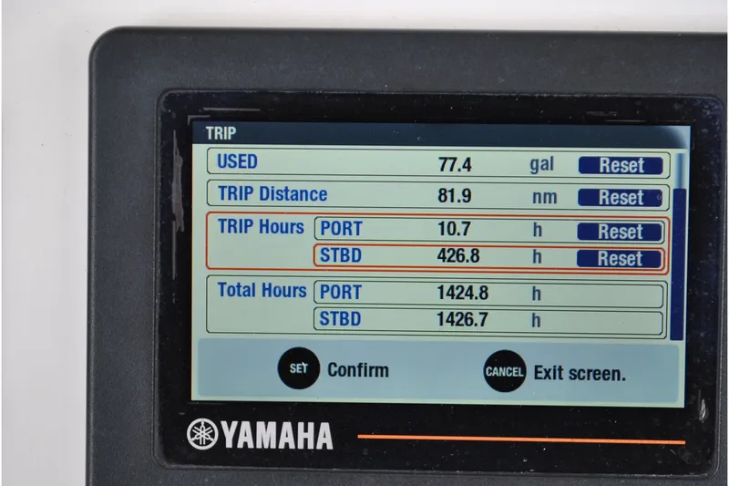 Slide: The Image of Yamaha display showing trip data for 2016 Regulator 28 Forward Seating boat. - 18