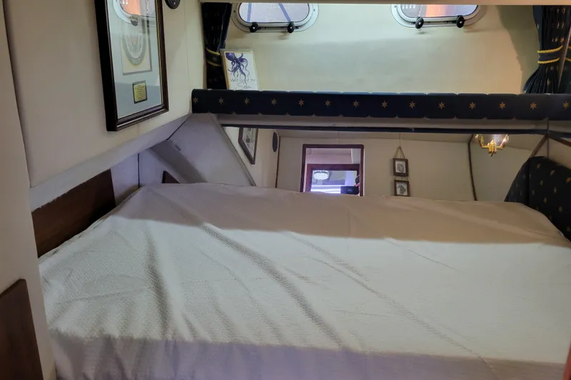 Slide: The Image of Interior cabin of 1991 Bayliner 4588 Pilothouse with bed and decor elements. - 26