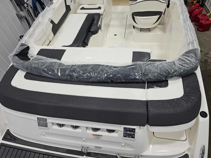Slide: The Image of Bayliner VR5 2023 - 15