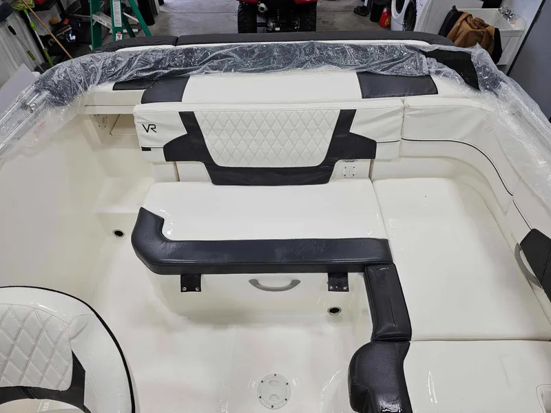 Slide: The Image of Bayliner VR5 2023 - 14