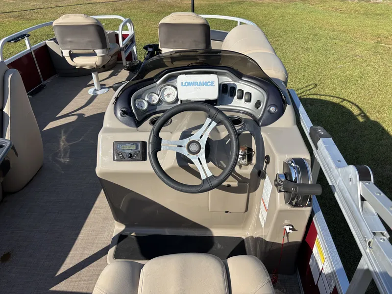 Slide: The Image of Sun Tracker Fishin' Barge 20 DLX 2022 - 14