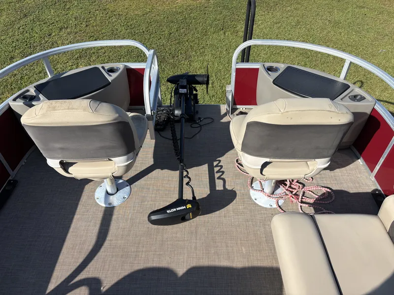 Slide: The Image of Sun Tracker Fishin' Barge 20 DLX 2022 - 15