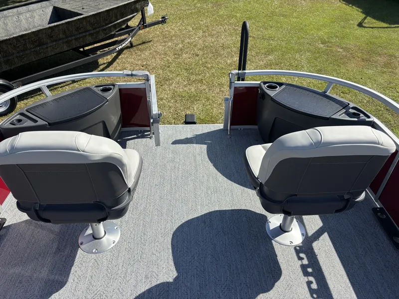 Slide: The Image of Sun Tracker Bass Buggy 18 DLX 2026 - 17