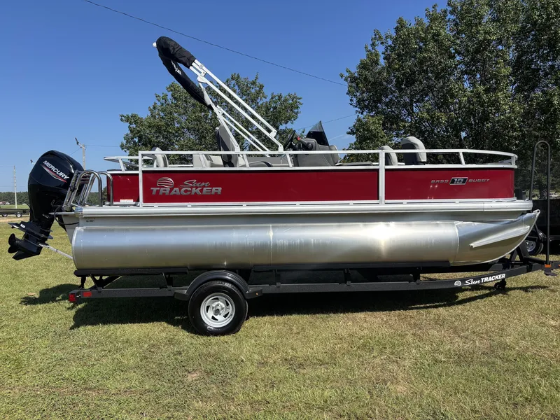 The Image of Sun Tracker Bass Buggy 18 DLX 2026 - 1