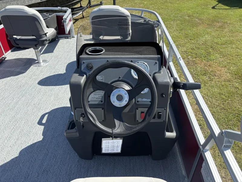 Slide: The Image of Sun Tracker Bass Buggy 18 DLX 2026 - 16