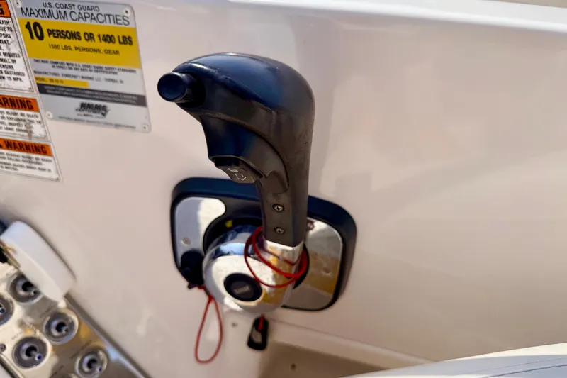 Slide: The Image of Throttle control of 2008 Starcraft Aurora Star Step 190 IO boat. - 63