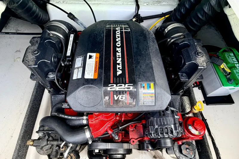 Slide: The Image of Volvo Penta 225 V6 engine in a 2014 Four Winns H200 boat. - 33