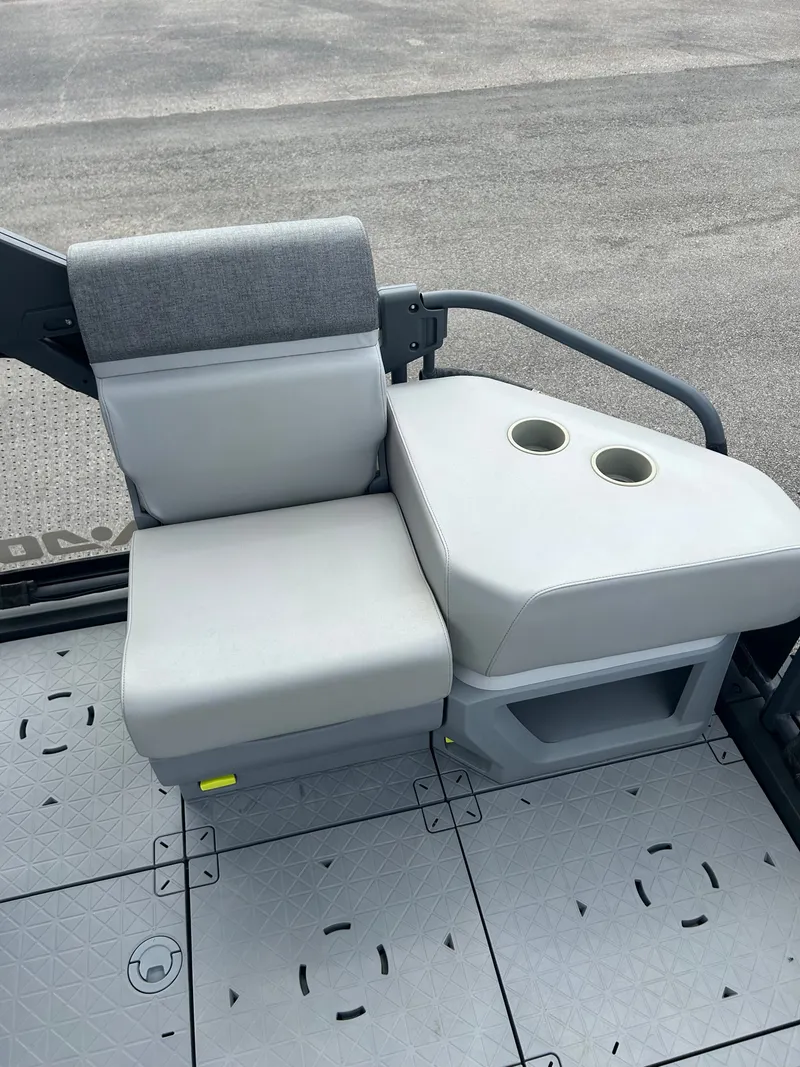 Slide: The Image of Sea-Doo Switch Sport 18 2022 - 13