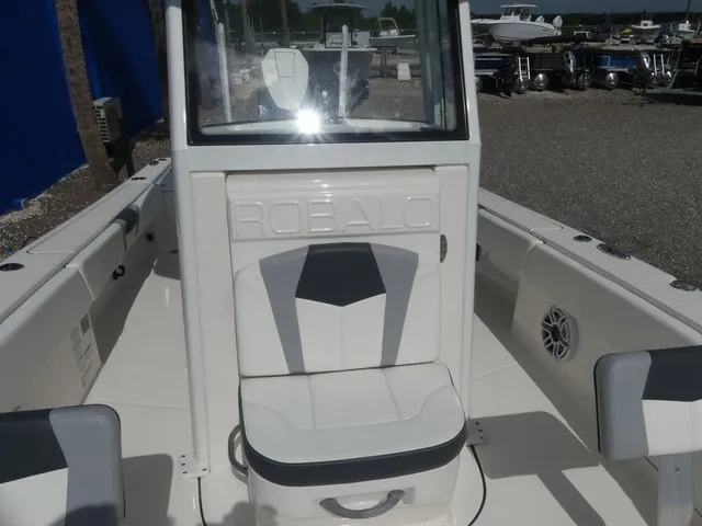 Slide: The Image of Robalo 266 Cayman 2023 - 18