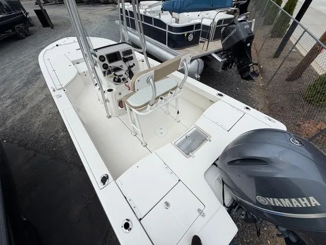 Slide: The Image of Sea Born FX 22 - Yamaha 200 2015 - 4