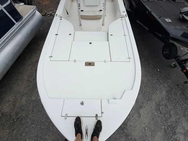 Slide: The Image of Sea Born FX 22 - Yamaha 200 2015 - 8