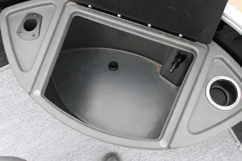 Slide: The Image of Livewell compartment on 2027 Sun Tracker Fishin' Barge 20 DLX pontoon boat. - 28