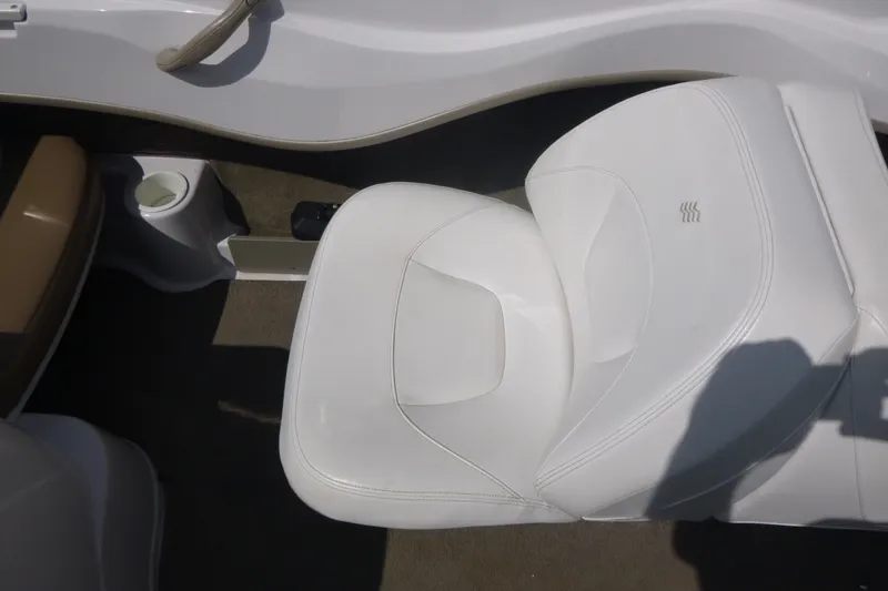Slide: The Image of White seating on 2007 Four Winns 180 Horizon boat interior. - 10