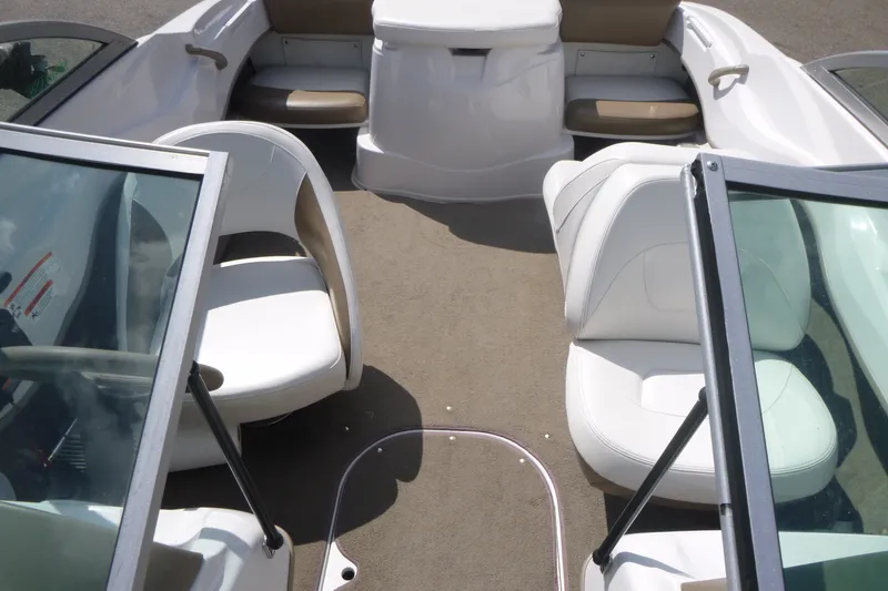 Slide: The Image of Interior view of a 2007 Four Winns 180 Horizon boat with white seating. - 5