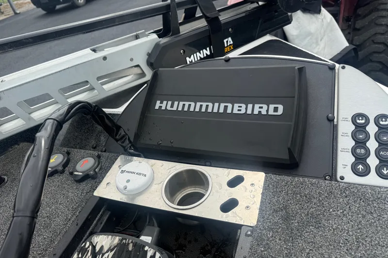 Slide: The Image of Dashboard of a 2020 Caymas CX 20 PRO boat featuring Humminbird electronics and Minn Kota controls. - 8