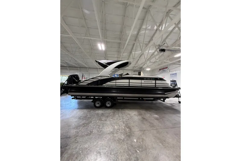 The Image of 2021 Bennington Q 25 QSBA pontoon boat in indoor showroom setting. - 1