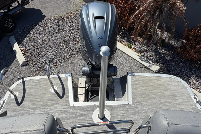 Slide: The Image of 2022 Bennington 25 QX boat with outboard motor and swim platform. - 24