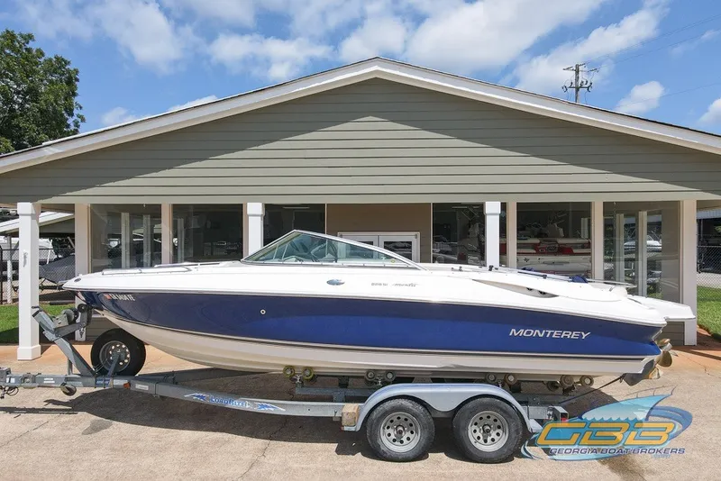 The Image of 2005 Monterey 228SI Montura Bowrider on trailer, parked outside a showroom. - 0