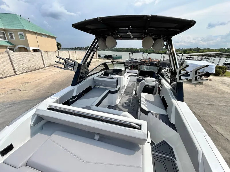 Slide: The Image of Cobalt R6 Surf 2024 - 16