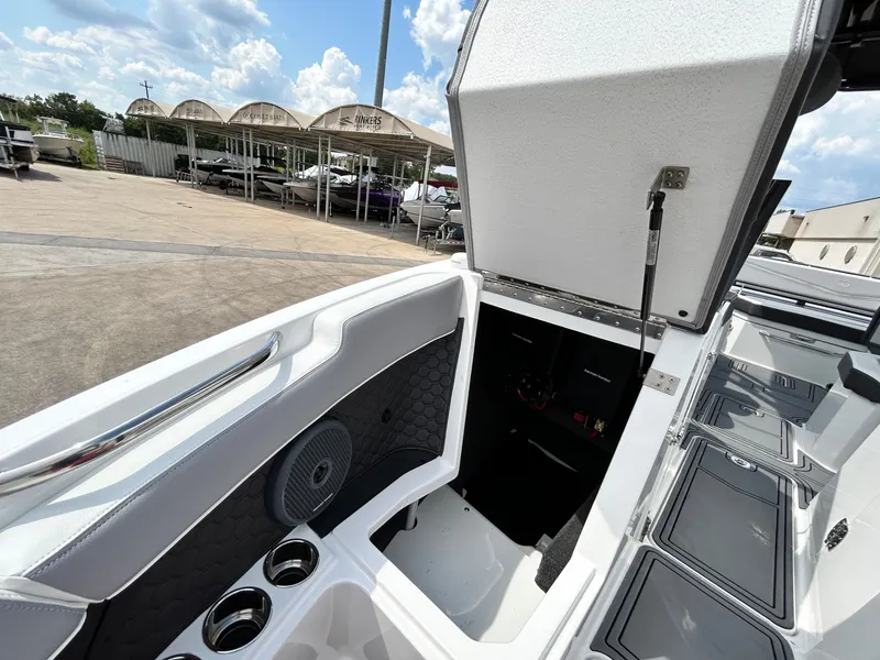 Slide: The Image of Cobalt R6 Surf 2024 - 25