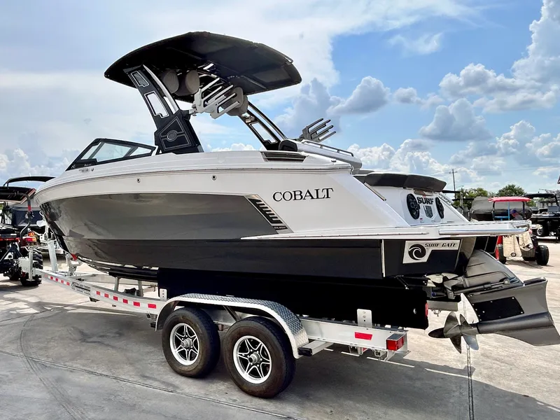 Slide: The Image of Cobalt R6 Surf 2024 - 9