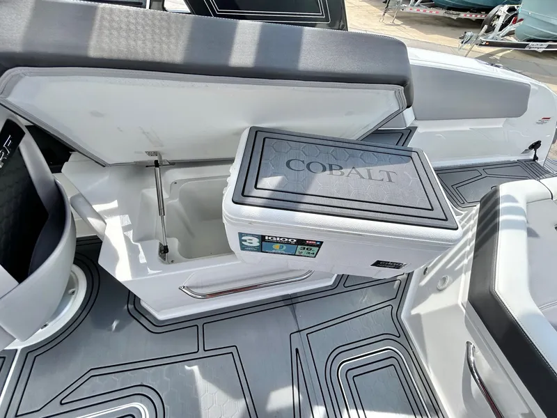 Slide: The Image of Cobalt R6 Surf 2024 - 51