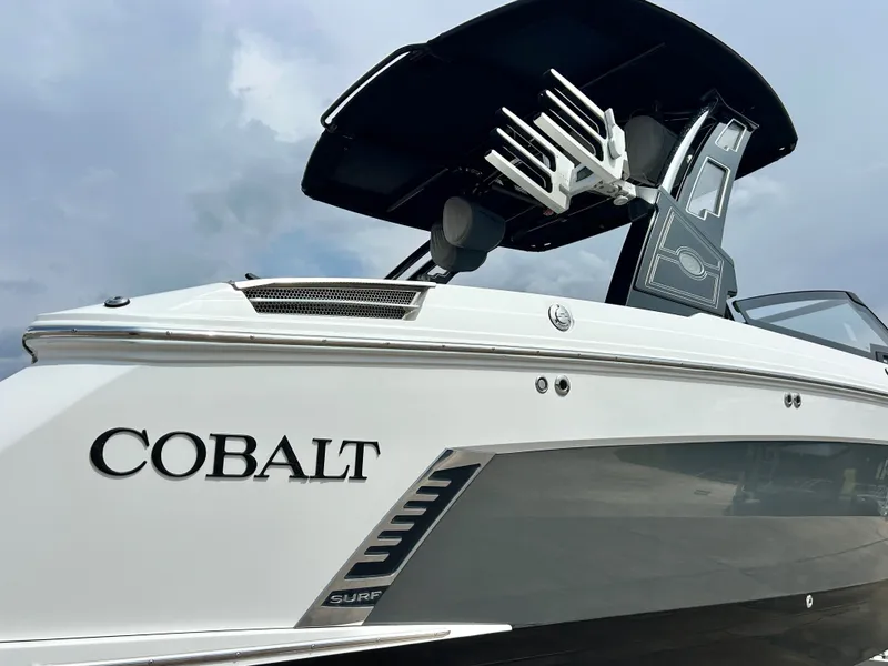 Slide: The Image of Cobalt R6 Surf 2024 - 7