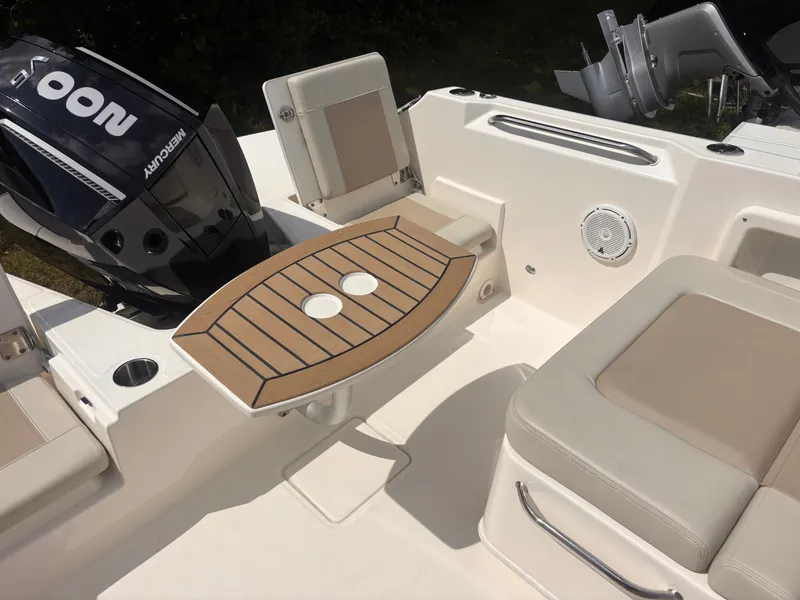 Slide: The Image of Boston Whaler 210 Vantage 2026 - 23