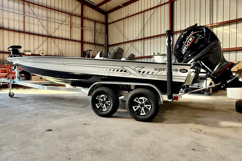 The Image of 2027 Xpress X21 Pro boat in warehouse, featuring sleek design and powerful engine. - 1