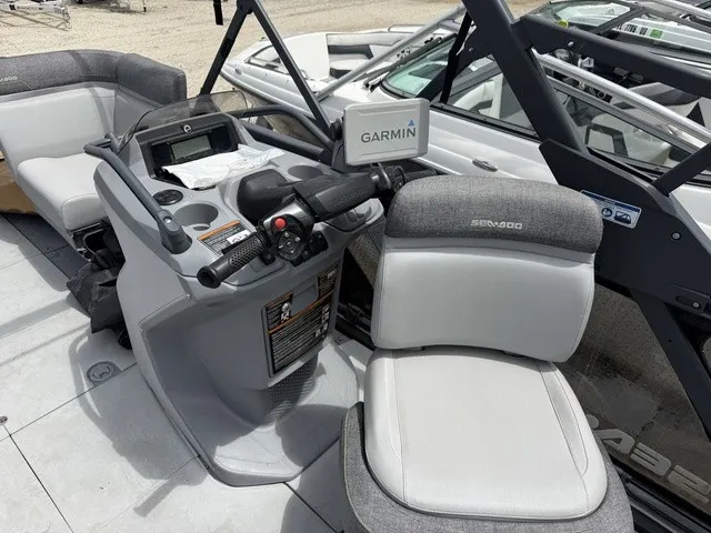 Slide: The Image of Sea-Doo Switch® Cruise 18-130 hp Galvanized 2023 - 21