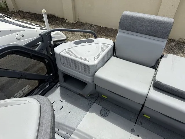 Slide: The Image of Sea-Doo Switch® Cruise 18-130 hp Galvanized 2023 - 16