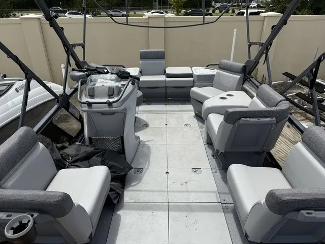 Slide: The Image of Sea-Doo Switch® Cruise 18-130 hp Galvanized 2023 - 15