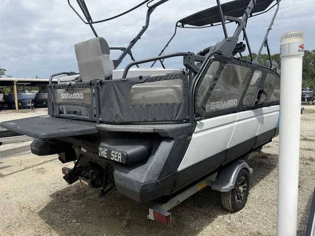 Slide: The Image of Sea-Doo Switch® Cruise 18-130 hp Galvanized 2023 - 14