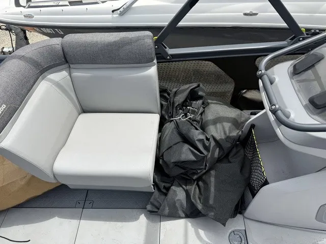 Slide: The Image of Sea-Doo Switch® Cruise 18-130 hp Galvanized 2023 - 28