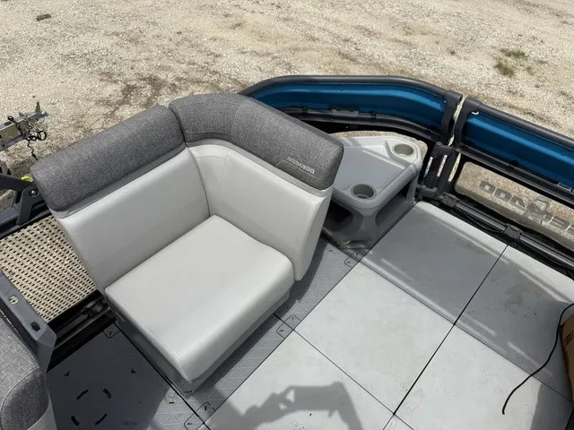 Slide: The Image of Sea-Doo Switch® Cruise 18-130 hp Galvanized 2023 - 26