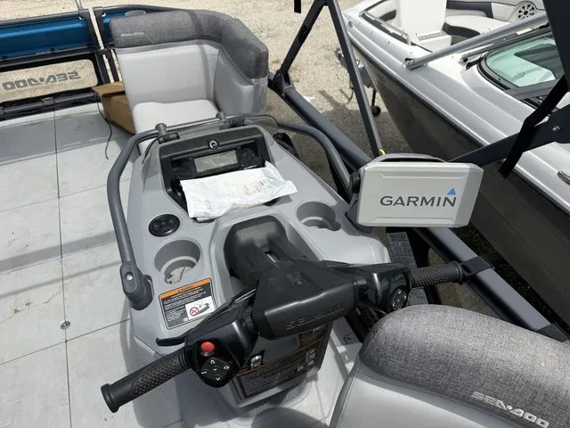 Slide: The Image of Sea-Doo Switch® Cruise 18-130 hp Galvanized 2023 - 22