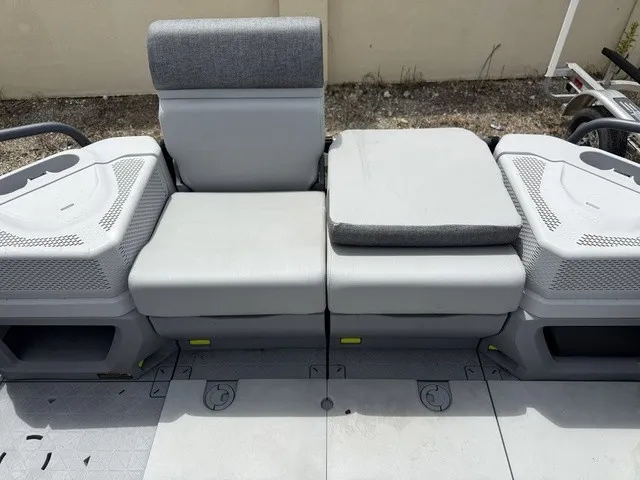 Slide: The Image of Sea-Doo Switch® Cruise 18-130 hp Galvanized 2023 - 17