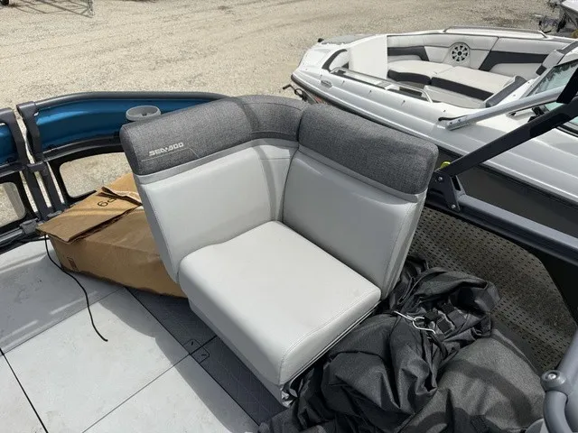 Slide: The Image of Sea-Doo Switch® Cruise 18-130 hp Galvanized 2023 - 27