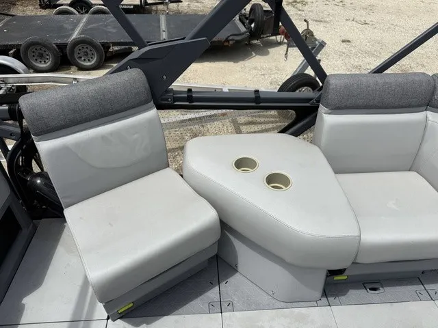 Slide: The Image of Sea-Doo Switch® Cruise 18-130 hp Galvanized 2023 - 19
