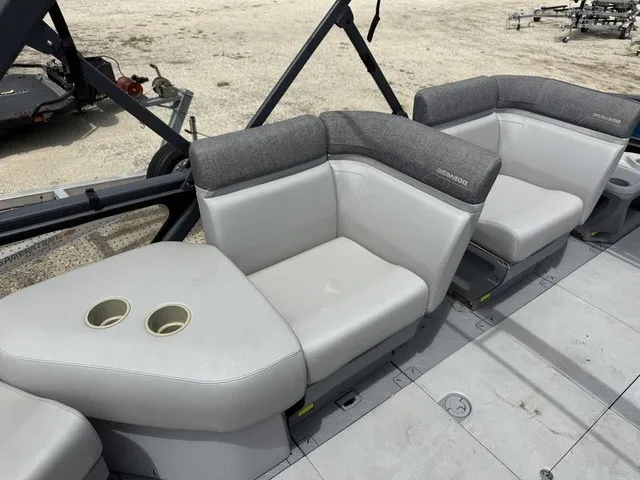 Slide: The Image of Sea-Doo Switch® Cruise 18-130 hp Galvanized 2023 - 20
