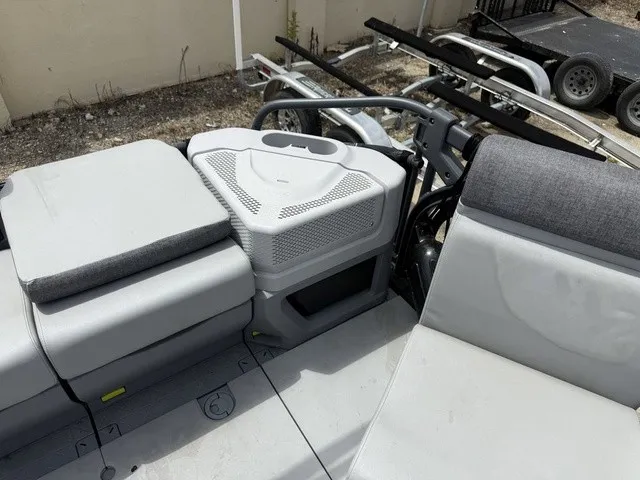 Slide: The Image of Sea-Doo Switch® Cruise 18-130 hp Galvanized 2023 - 18
