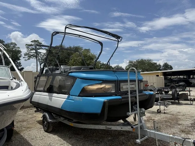 The Image of Sea-Doo Switch® Cruise 18-130 hp Galvanized 2023 - undefined