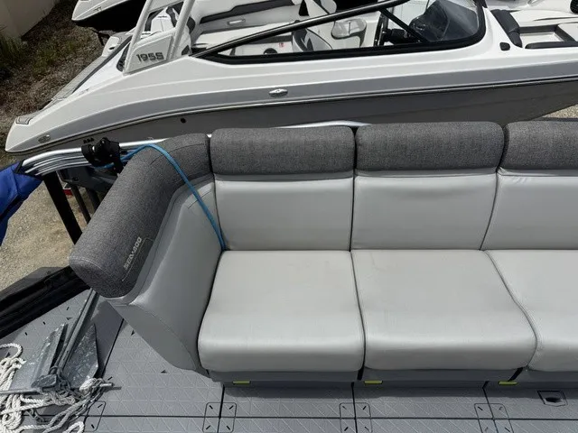 Slide: The Image of Sea-Doo Switch® 16-130 Hp Galvanized 2023 - 19