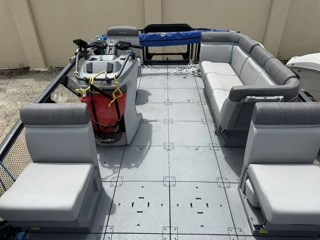 Slide: The Image of Sea-Doo Switch® 16-130 Hp Galvanized 2023 - 15