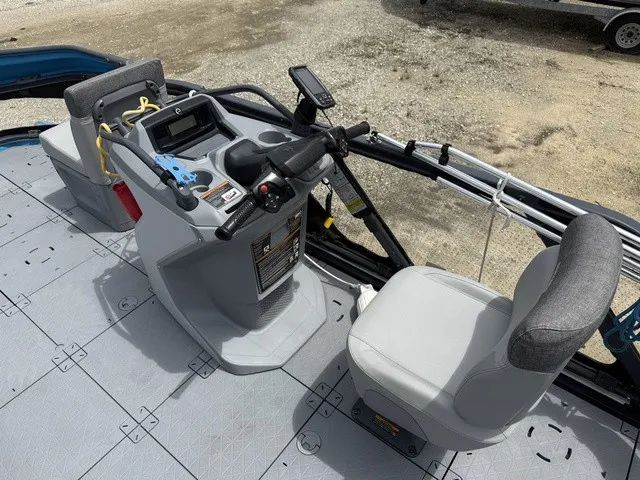 Slide: The Image of Sea-Doo Switch® 16-130 Hp Galvanized 2023 - 22