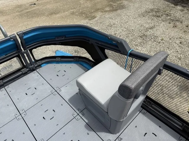 Slide: The Image of Sea-Doo Switch® 16-130 Hp Galvanized 2023 - 29