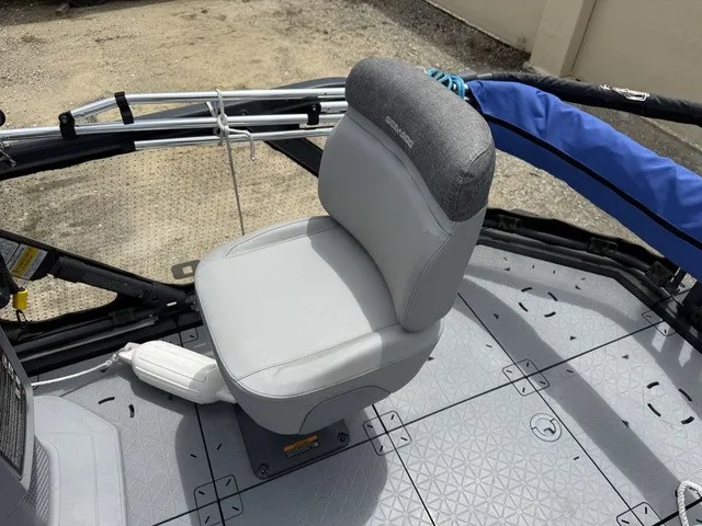Slide: The Image of Sea-Doo Switch® 16-130 Hp Galvanized 2023 - 27