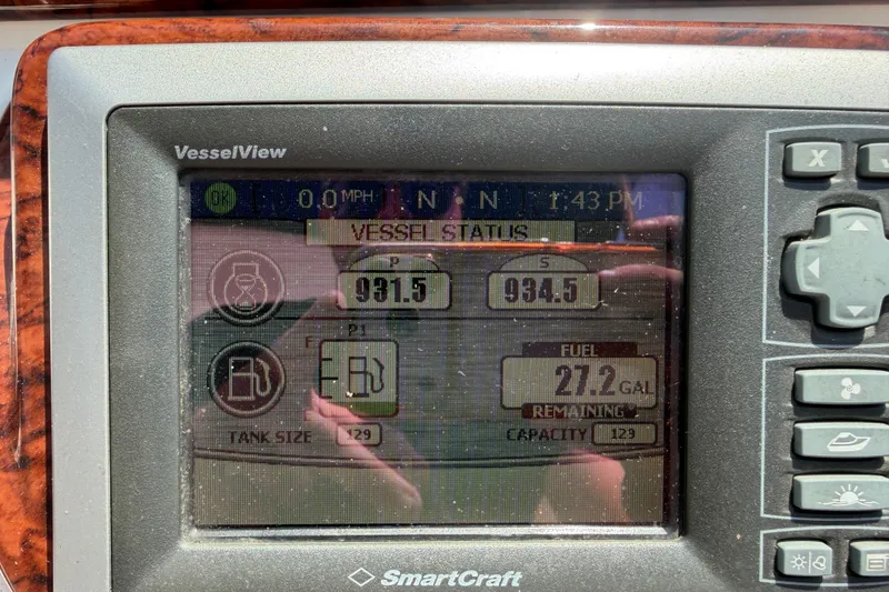 Slide: The Image of SmartCraft VesselView display on 2008 Sea Ray 290 SLX showing fuel status and vessel data. - 21