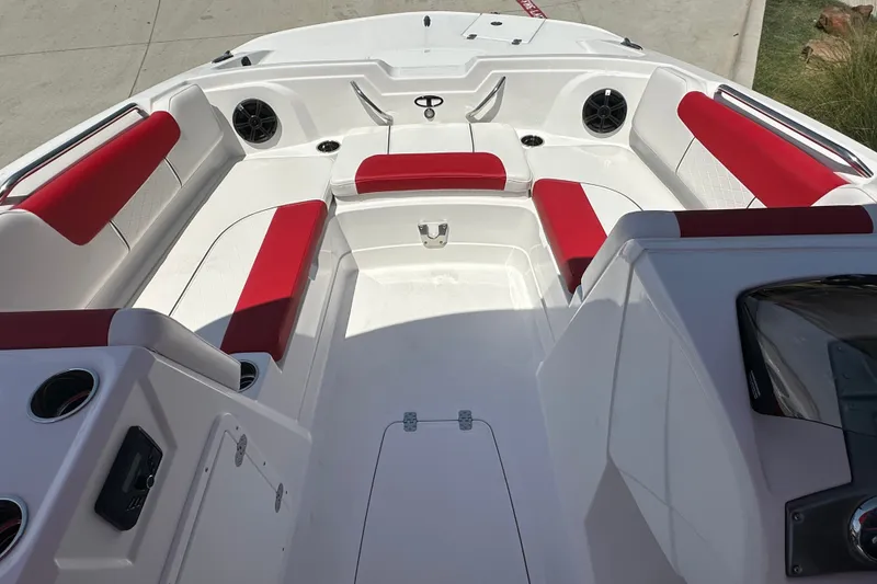 Slide: The Image of Das Bild zeigt das Cockpit eines modernen Bootes mit roten und weißen Sitzen. - 11